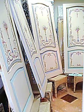 Начинаю расписывать нижние части дверей.