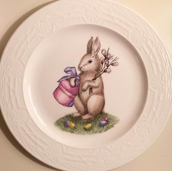Тарелка "Пасхальный заяц с подарком" , 27  см , готовая работа  - 3800 рублей