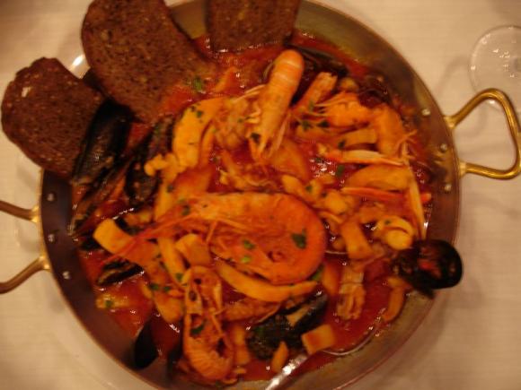 Без вкусных застольев не обошлось..