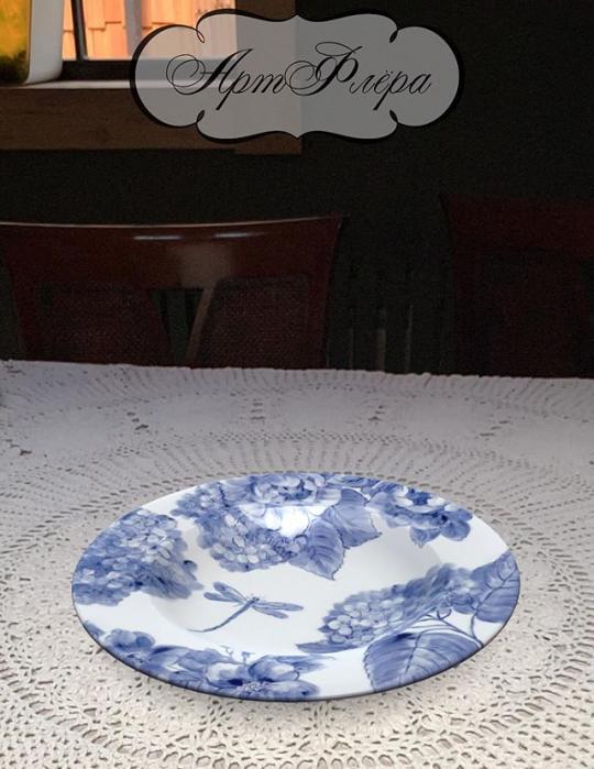 тарелка роспись на столе